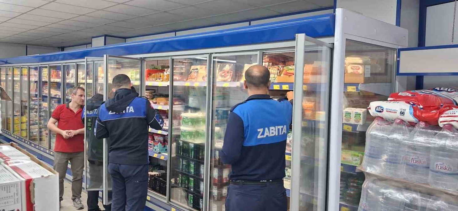 Dilovası’nda market denetiminde son kullanma tarihi ve kasa fiyatı kontrol edildi