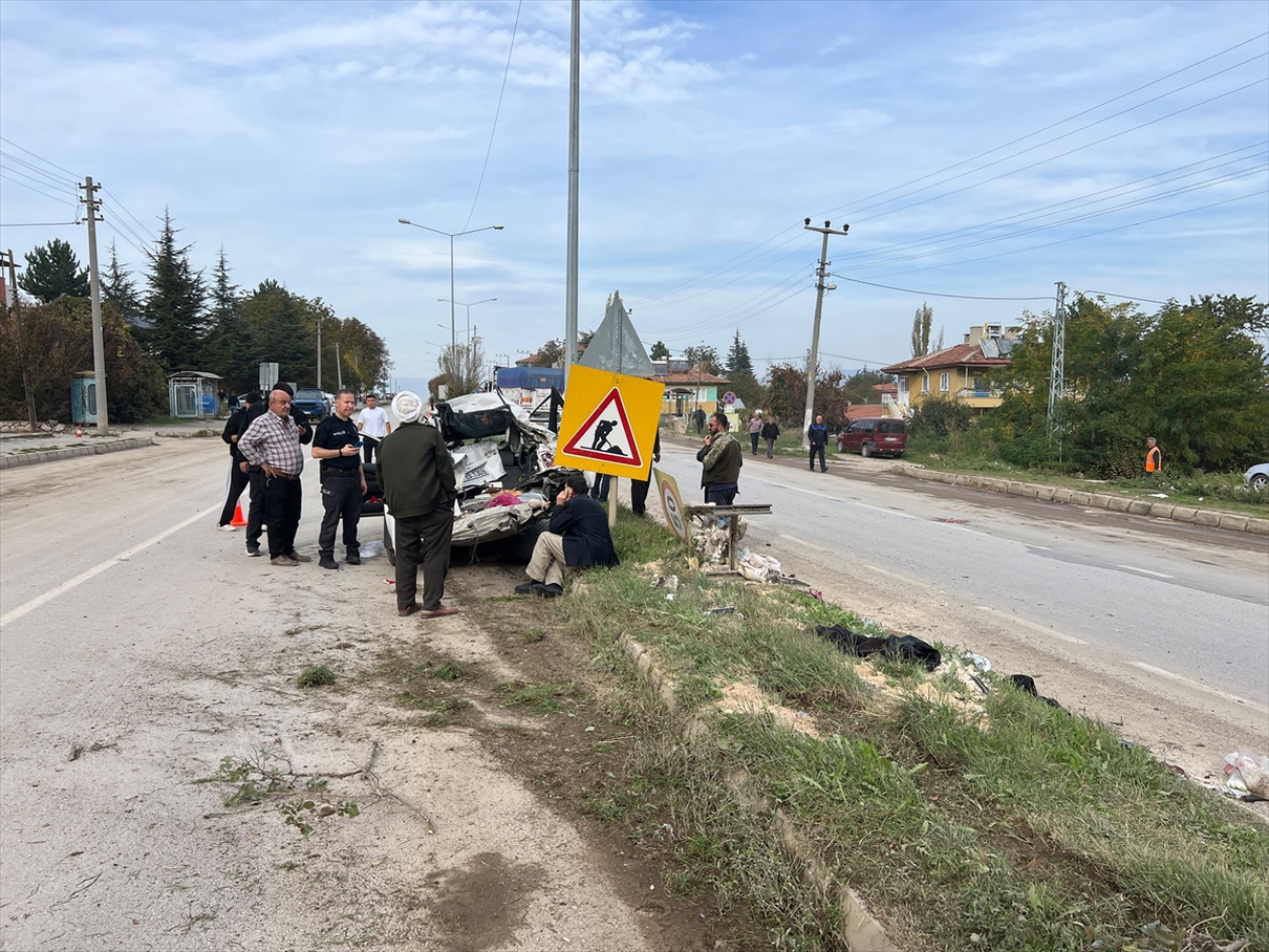Çorum’un Laçin ilçesi girişinde beton mikseri otomobille çarpıştı, 3 kişi yaralandı
