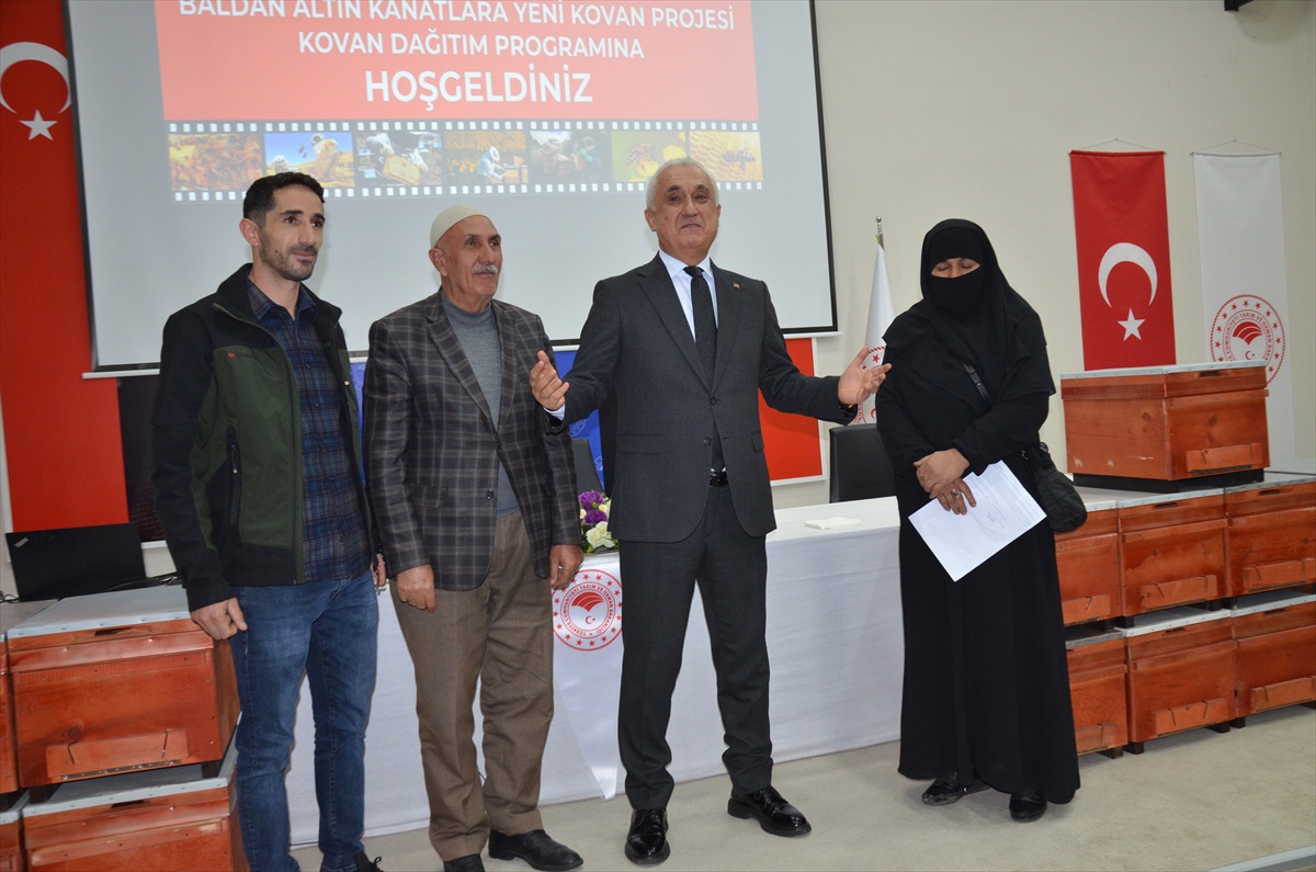Muş’ta Altın Kanatlara Yeni Kovan Projesi kapsamında 100 arıcıya 1000 kovan dağıtıldı